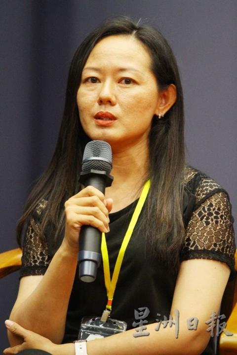 黄彩霞：改种环保花树，生态获得很大改善，也放心带孩子到花圃玩。