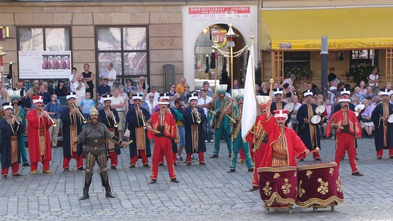 街上演奏的梅赫特爾軍樂隊(Mehter Army Band)演出,他們演奏一些土耳其的傳統音樂。梅赫特爾(Mehter)是世界上最早組建的軍樂隊,代表的是18世紀奧斯曼帝國時期的軍樂隊。 街上演奏的梅赫特爾軍樂隊(Mehter Army Band)演出,他們演奏一些土耳其的傳統音樂。梅赫特爾(Mehter)是世界上最早組建的軍樂隊,代表的是18世紀奧斯曼帝國時期的軍樂隊。