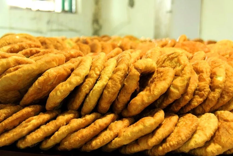油香是回族在齋戒月和開齋節必備的食品,漢族稱之為“油餅”,由麵粉、鹽、鹼、植物油製作成麵餅油炸而成。