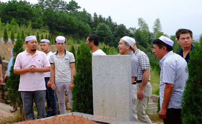 回族上墳的情景，他們對逝世的穆斯林靈魂道：『賽倆目（平安）』，為他們祈禱獲得後世永恆的樂園。