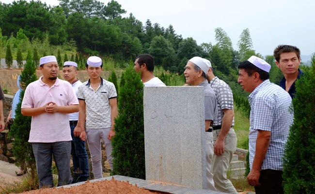 回族上墳的情景,他們對逝世的穆斯林靈魂道:『賽倆目(平安)』,為他們祈禱獲得後世永恆的樂園。 回族上墳的情景,他們對逝世的穆斯林靈魂道:『賽倆目(平安)』,為他們祈禱獲得後世永恆的樂園。