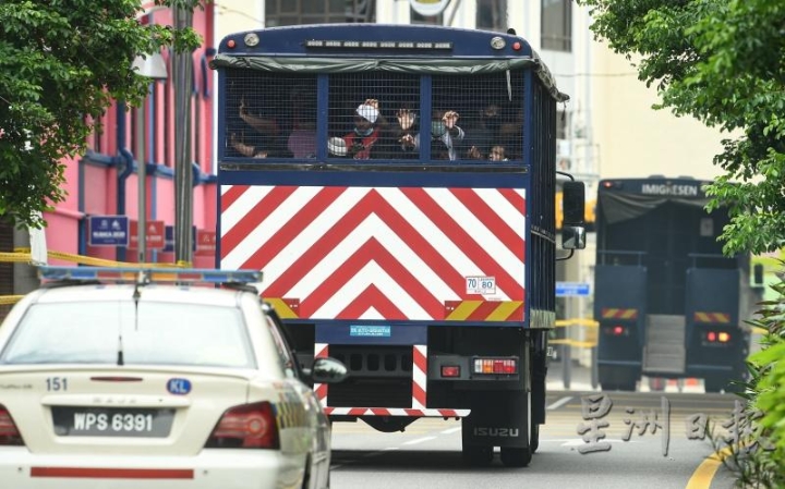 疫情期间第一场大取缔行动,落在5月1日劳动节,586人被捕。