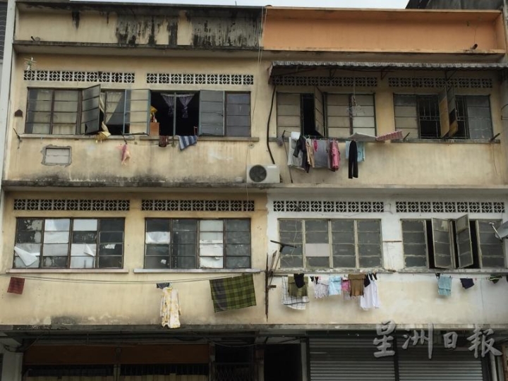 走廊、窗外系上长长的晒衣绳，挂满衣物，不知里头住了多少人。