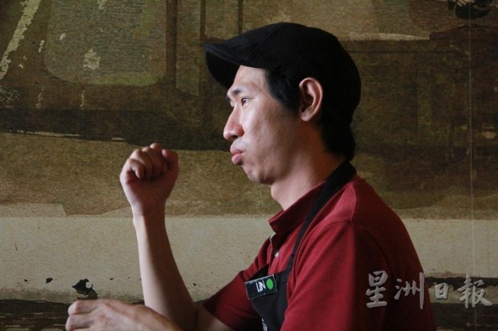 叶怡琳表示,曾经有很多客人并不知道他是聋人,跟他说话时没有得到回应,觉得他粗鲁无礼。