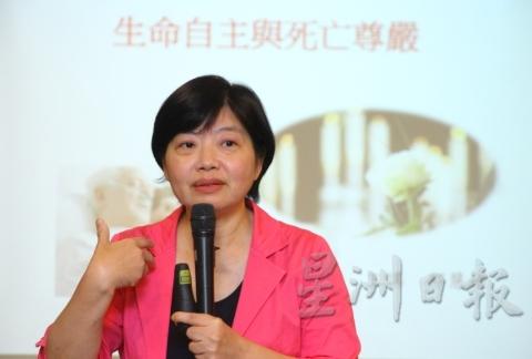 郭慧娟表示,其实思念、追思、纪念亡者,只要我们心里有他,就感觉他在我们身边,千万不要自己被框住,只要爱永远在,追思永远不完。 郭慧娟表示,其实思念、追思、纪念亡者,只要我们心里有他,就感觉他在我们身边,千万不要自己被框住,只要爱永远在,追思永远不完。
