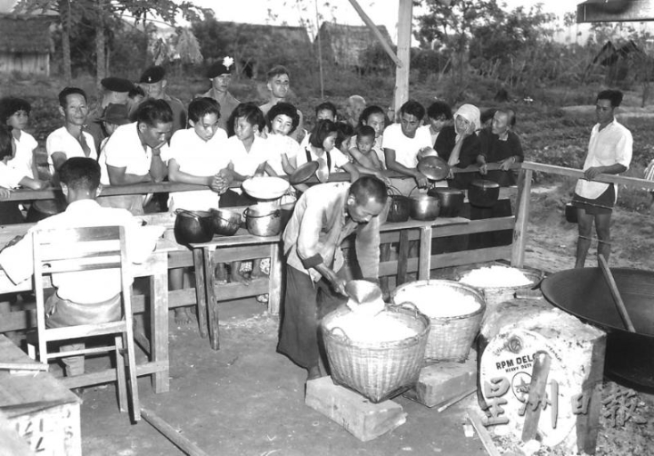 新村成立当初,政府严格实施粮食控制,避免多余粮食供应给游击队。