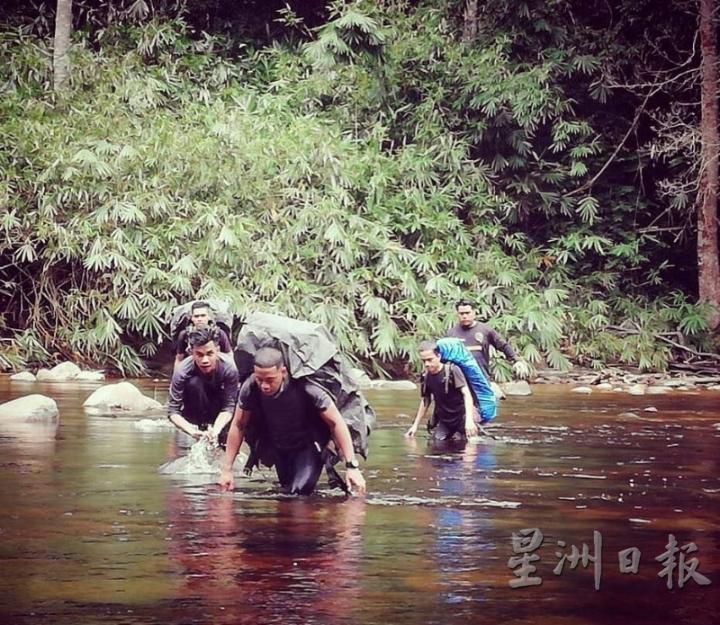 攀爬大汉山不仅仅攀山,还得涉水。背着大包,登山者的每一步都得稳稳当当。(图片由受访者提供)