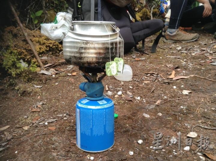 走到疲累时，大队偶尔会在小溪旁起火煮茶，吃点饼干充饥，补充体力。