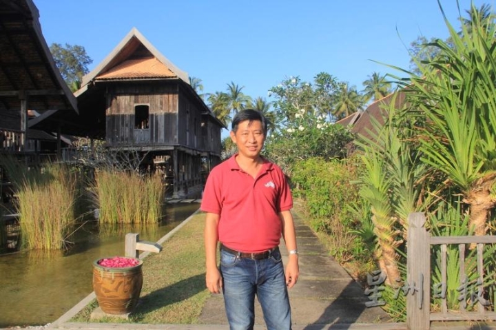 Alex李云平和他身后的Terrapuri古迹村落。