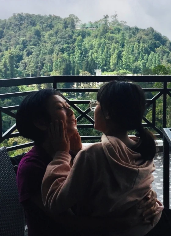 由于妈妈从未跟自己谈论过生死教育,令自己对死亡有很多的害怕与恐惧,所以小喵不想让女儿也有同样的遗憾。 由于妈妈从未跟自己谈论过生死教育,令自己对死亡有很多的害怕与恐惧,所以小喵不想让女儿也有同样的遗憾。