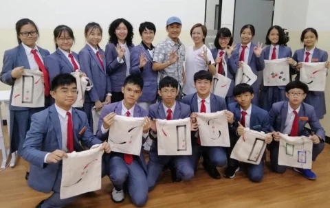 小喵与丈夫黄一飞经常到学校主讲生死教育课程。 小喵与丈夫黄一飞经常到学校主讲生死教育课程。