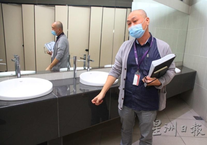 洗手台面往下延长以遮挡内部水管，但仅适合一般使用者，轮椅使用者就无法推进洗手。