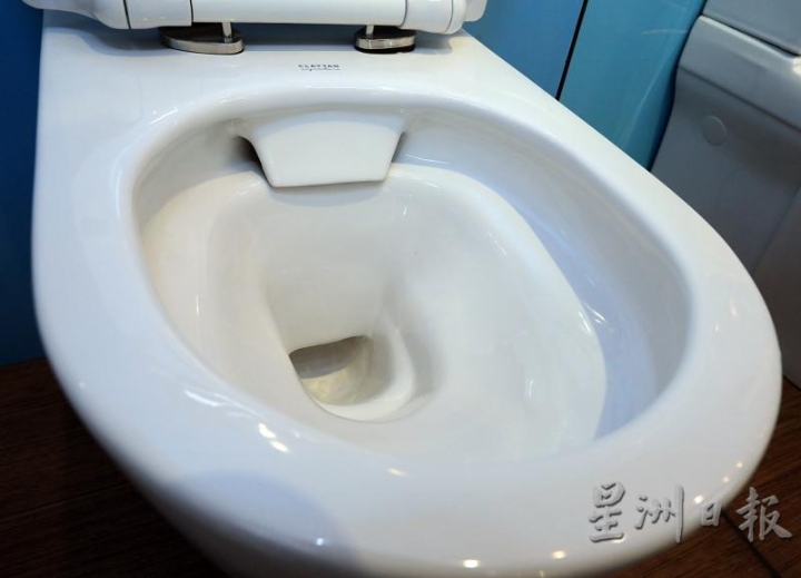 无凹槽马桶，冲水时水沿著滑道冲下。