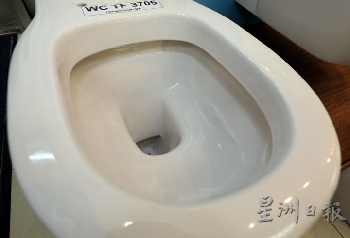 有凹槽马桶，冲水时水从马桶每个角落出口孔一起冲下。