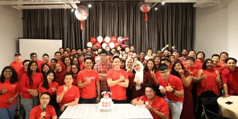 两个年轻律师Jeffri和钟惠宇(前排左三和左四）带领年轻的团队，一手打造了自己的事业王国。