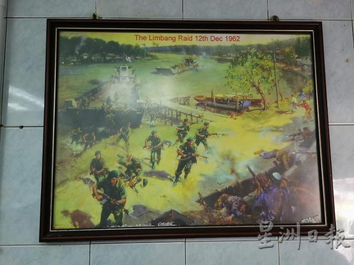 挂在警察局里的一二八武装事变油画，是美国已故纪录片导演马丁（Martin Spirit）从德克萨斯州带来的。