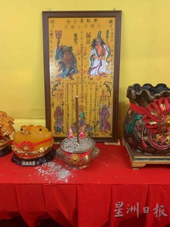 义卖会里的物品，其中最贵的是一幅由锺良德师傅扶乩期间写的大符。