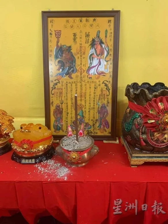 义卖会里的物品,其中最贵的是一幅由锺良德师傅扶乩期间写的大符。