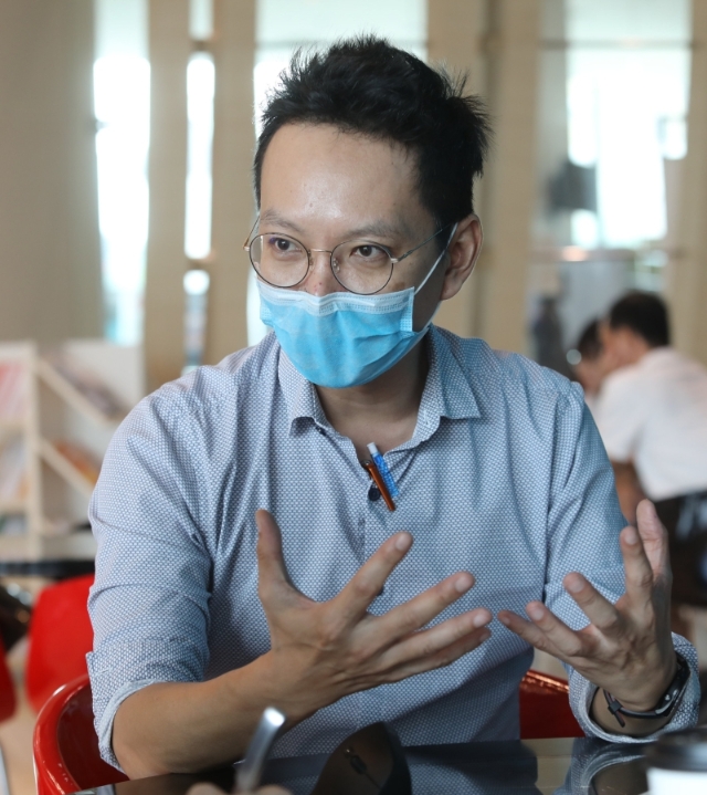 严福钗说,消毒液的酒精浓度並非愈高就愈有效,反而酒精浓度越高就挥发得越快。 严福钗说,消毒液的酒精浓度並非愈高就愈有效,反而酒精浓度越高就挥发得越快。