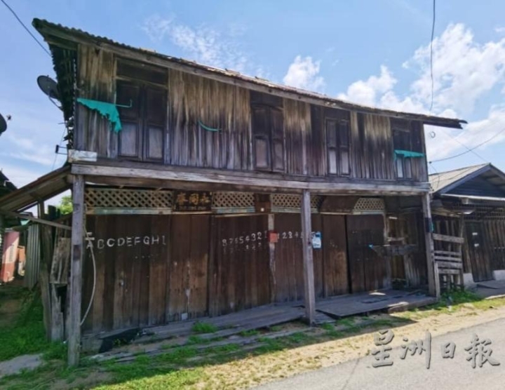 好几年前，村里的老字号“永同春”杂货店，因为没人掌管而结业，走入历史，里头早已被白蚁侵蚀，让人心生惋惜。（图：谢家文提供）
