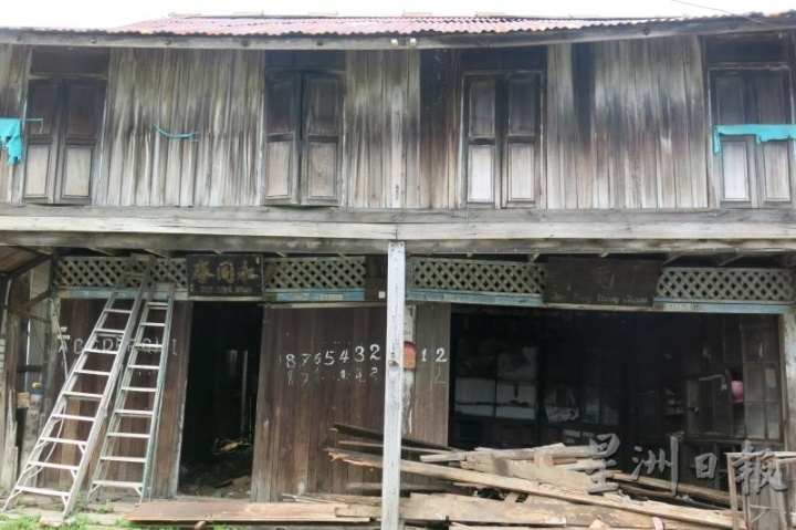 好几年前，村里的老字号“永同春”杂货店，因为没人掌管而结业。就在采访的短短几天里，永同春的大门遭人扒开，里头早已被白蚁侵蚀，让人心生惋惜。