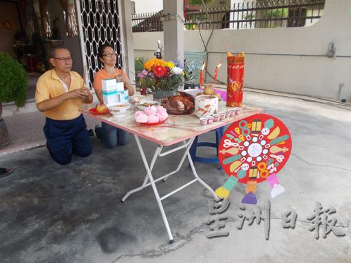 福建人祭祀七娘妈。 福建人祭祀七娘妈。