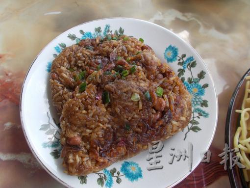 福建人祭品的油饭(糯米饭)。 福建人祭品的油饭(糯米饭)。