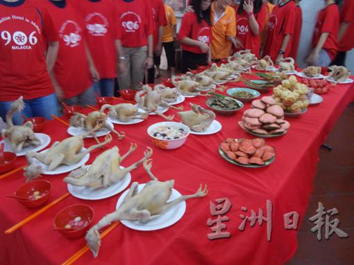 潮州出花园的满桌祭品。 潮州出花园的满桌祭品。