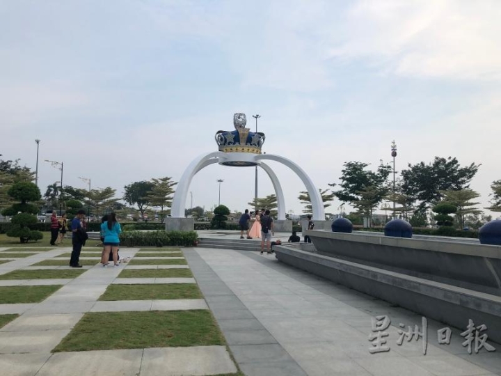 笨珍王室花园的“大皇冠”不仅是热门“打卡”景点,也是许多新人在拍摄结婚专辑时的“必拍”场景。