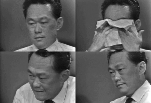1965年8月9日,李光耀召开新闻发布会,忍痛宣布新加坡脱离马来西亚。在发布会上,李光耀数度哽咽,强忍泪水仍无法控制激动的情绪,久久不能言语。这个画面,成为了新加坡历史上极为珍贵的镜头。 1965年8月9日,李光耀召开新闻发布会,忍痛宣布新加坡脱离马来西亚。在发布会上,李光耀数度哽咽,强忍泪水仍无法控制激动的情绪,久久不能言语。这个画面,成为了新加坡历史上极为珍贵的镜头。