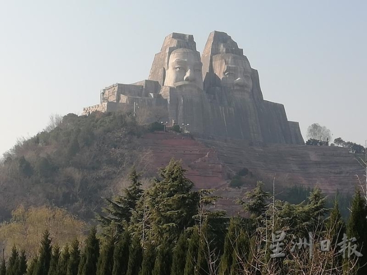 耸立于山上的炎黄二帝塑像。