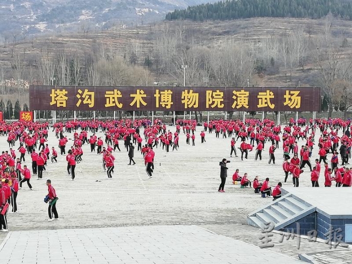 少林寺的少年人在练武。