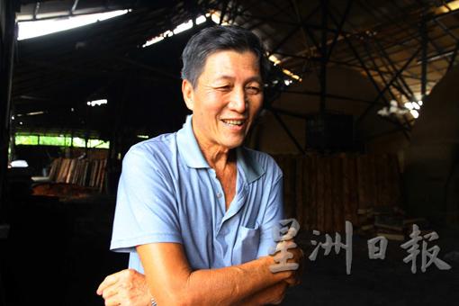 王绍传表示,烧窑是一种苦工。 王绍传表示,烧窑是一种苦工。