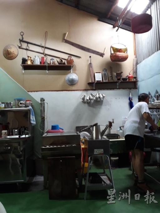杨全运收集很多旧物,连泡茶的厨房也挂满各式的旧物古品,透现时间之风华。