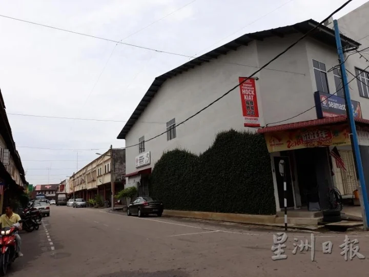 孙亚福:避免夕照会给街坊的视力不适,就决定种植爬墙草来改善,没想到变成外地人的打卡拍照的“景点”。