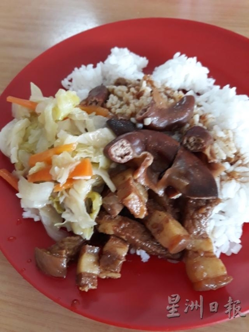 海南卤肉大肠饭是Buji咖啡店东主不定时推出的特餐,要吃得趁早,因为很快就卖完了。