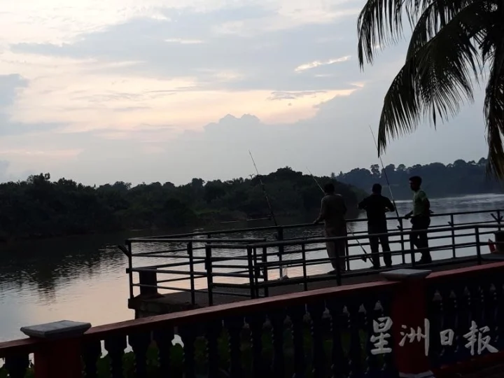 百年前的玉射小码头如今是钓友的栖息处,常常会见到三三两两的人在此垂钓。
