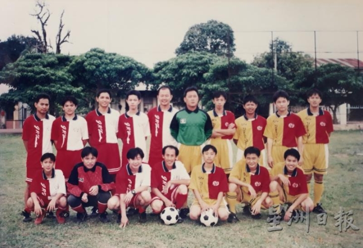 玉射流浪足球俱乐部在80年代是麻县响当当的华裔足球队,连友族同胞都晓得他们的球技一流。图为玉射流浪足球俱乐部其中几代的球员。