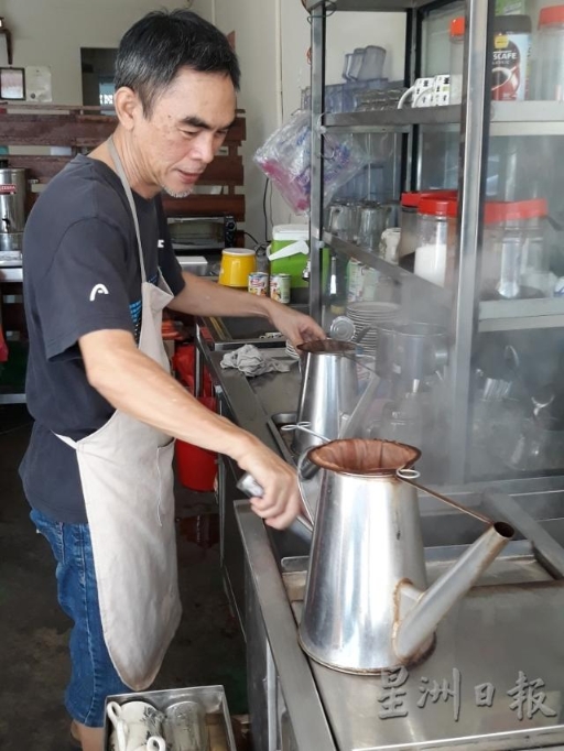 王会运退休之前从事家具制作业,退休后则以开咖啡店打发时间,因为从小看经营咖啡店父亲冲茶“看都看会了”。