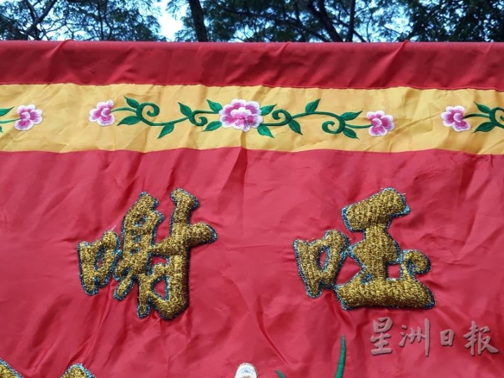 加了口的玉射并没有为当地加上多少人口，所以，玉射就保持原来的写法。
