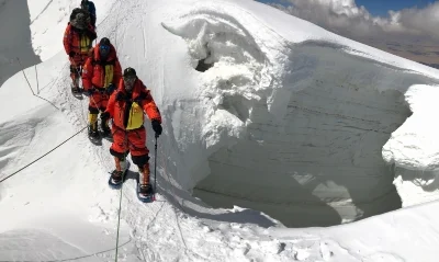 慕士塔格峰登顶途中需要走过仅仅几呎宽的雪地,咫尺便是悬崖深渊。 慕士塔格峰登顶途中需要走过仅仅几呎宽的雪地,咫尺便是悬崖深渊。