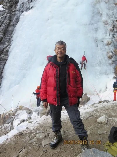 今年年初丁春光在四川四姑娘山参加凯途的8000米髙山训练,需攀爬其身后约六十米髙垂直的冰瀑。 今年年初丁春光在四川四姑娘山参加凯途的8000米髙山训练,需攀爬其身后约六十米髙垂直的冰瀑。