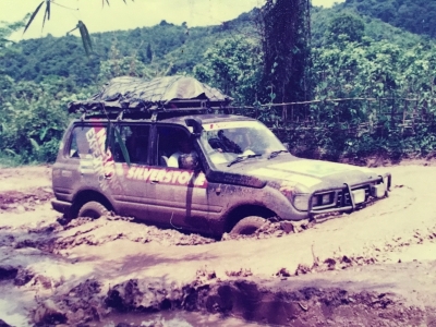 1996年至1999年期间，交通不发达，许多地方都没有道路，车队的四轮驱动需要穿过多条河流为自己开路。