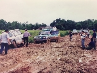 西藏行途经缅北去景栋路途上遭遇的泥路。此段路长17公里，车队用了11小时穿过。