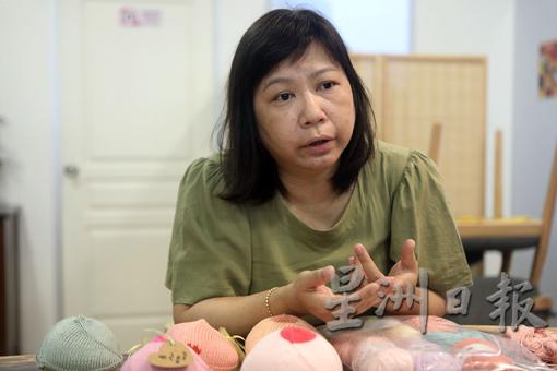 张佩雯是乳癌幸存者,但她并不是因为自己而做针织义乳,而是想帮助同样也罹患乳癌的朋友,因而把针织义乳带进马来西亚。 张佩雯是乳癌幸存者,但她并不是因为自己而做针织义乳,而是想帮助同样也罹患乳癌的朋友,因而把针织义乳带进马来西亚。