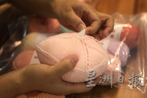 义乳后面有一个灵活封口,可以拆开抽取里面的填充物,或置入鹅卵石或水晶,以增加义乳重量。 义乳后面有一个灵活封口,可以拆开抽取里面的填充物,或置入鹅卵石或水晶,以增加义乳重量。