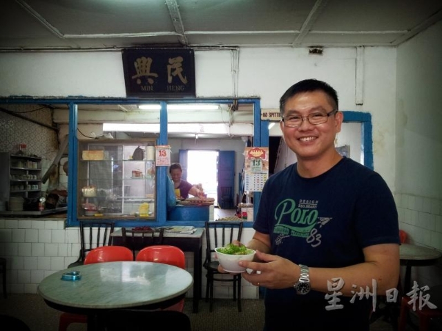 古晋亚答街记载着无数历史痕迹和故事，这条街上的民兴茶室便是见证了砂拉越叻沙的起始。