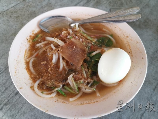 大观叻沙汤汁浓郁,配料简单,可以额外要求加水煮蛋,就变成一顿美味的小吃。(摄影:本报 黄荣文)