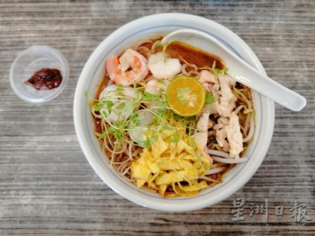 田晋华说，普遍对叻沙的认知是鱼香味和虾酱味，对砂拉越人而言，叻沙是一股香料味，当地人会称之为香料叻沙。（摄影：本刊 黄琬焮）