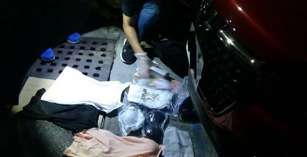 梁嫌落网后,警方在其红色轿车内发现些许血迹,还起出一袋、约6、7件女性内衣裤。
